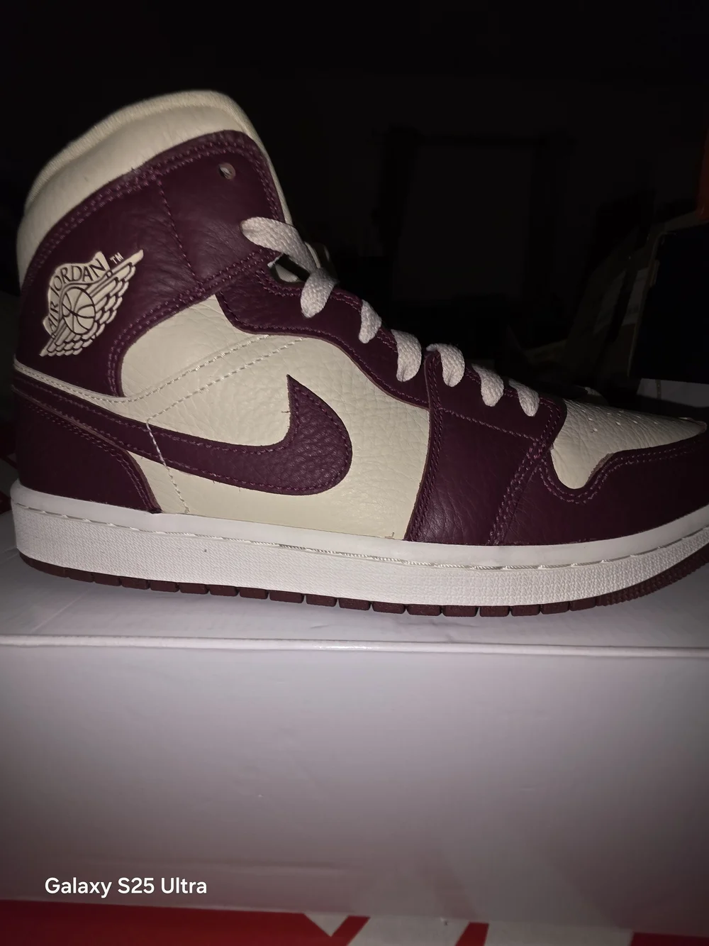 Wmns/Mens Air Jordan 1Mid SE Burgundy & Cream. New In Box 10.5M/12W. MFRP:$225